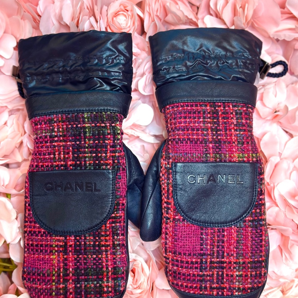 CHANEL Coco Neige Pink Tweed Pink Navy Leather Mittens